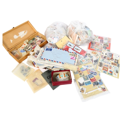 91 - A large quantity of loose worldwide stamps (boxful)