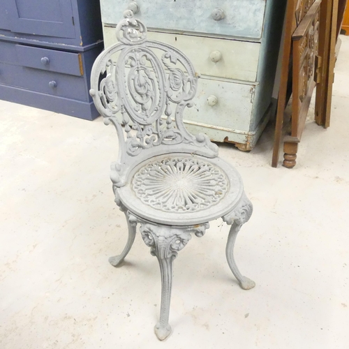 2580 - A cast iron continental style painted two-tier garden table, 70x73cm, with four matching chairs.