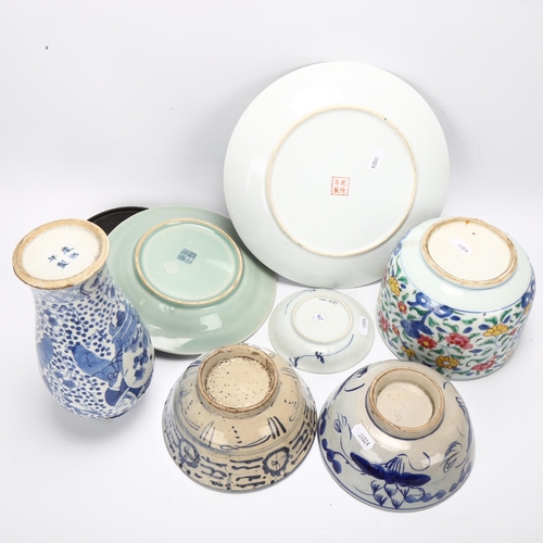 43 - A group of Chinese porcelain items, including blue and white vase, height 23cm (7)