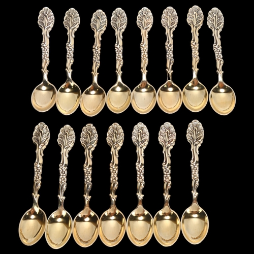 1423 - 15 gilded silver teaspoons dated 1946 - 1952, with floral decoration