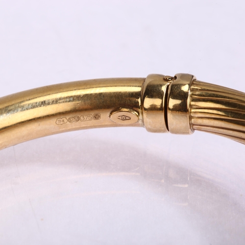 1135 - A 9ct gold hinged bangle, ribbed and polished decoration, band width 6mm, internal circumference app... 