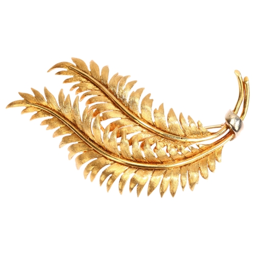 1137 - A mid-20th century 18ct gold floral fern brooch, maker C&F, import London 1963, length 58.5mm, 11.4g