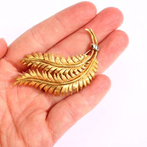 1137 - A mid-20th century 18ct gold floral fern brooch, maker C&F, import London 1963, length 58.5mm, 11.4g