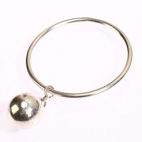 1320 - BOGH - a Danish modernist sterling silver ball and chain bangle, ball diameter 22.2mm, internal circ... 