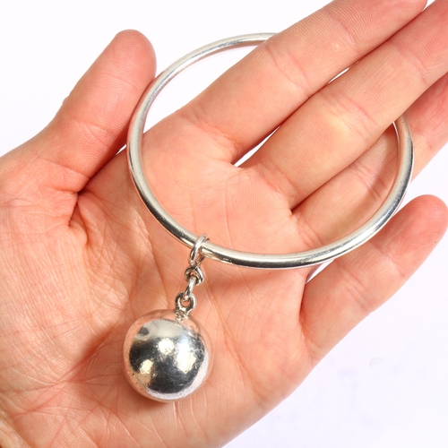 1320 - BOGH - a Danish modernist sterling silver ball and chain bangle, ball diameter 22.2mm, internal circ... 