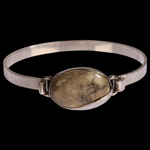 1327 - HANS HENRIK NYGAARD - a Danish modernist sterling silver howlite torque bracelet, setting height 19.... 