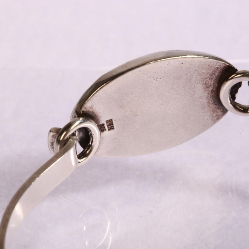 1327 - HANS HENRIK NYGAARD - a Danish modernist sterling silver howlite torque bracelet, setting height 19.... 