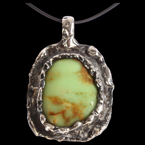 1354 - A large brutalist chrysoprase abstract pendant necklace, unmarked white metal settings with rubber c... 