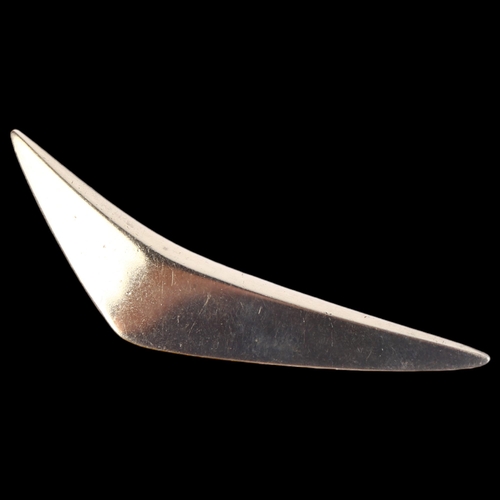 1375 - HANS HANSEN - a Danish sterling silver boomerang brooch, model no. 113, designer Bent Gabrielsen, le... 