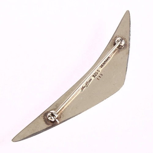 1375 - HANS HANSEN - a Danish sterling silver boomerang brooch, model no. 113, designer Bent Gabrielsen, le... 