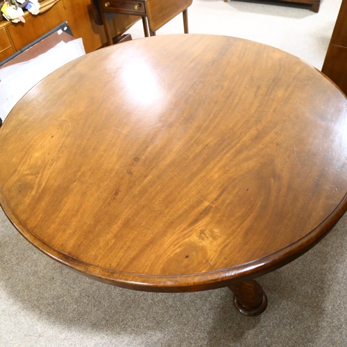 2713 - A Victorian mahogany loo / breakfast table on pillar base, diameter 137cm