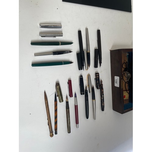 158 - A group of various fountain and other pens, including Mentmore the Deleroux? pen green marble body, ... 