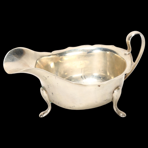 1528 - An Elizabeth II silver sauce boat, Viners, Sheffield 1963, 14.5cm, 3.4oz