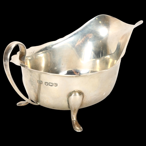 1528 - An Elizabeth II silver sauce boat, Viners, Sheffield 1963, 14.5cm, 3.4oz