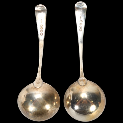 1582 - A pair of George III silver Old English pattern sauce ladles, Thomas Streetin, London 1802, 17cm, 2o... 