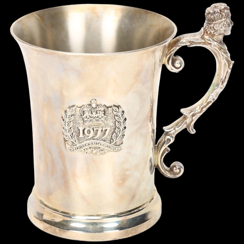 1589 - An Elizabeth II silver 1977 The Queen's Silver Jubilee half pint mug, Birmingham Mint, Sheffield 197... 