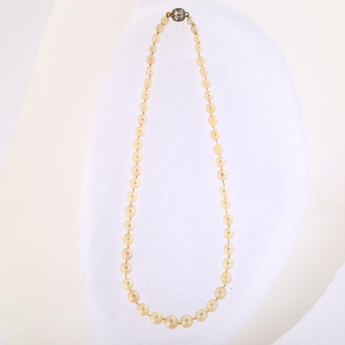 1109 - A single-strand graduated pearl necklace, the unmarked gold and silver foil-backed paste in cut-down... 