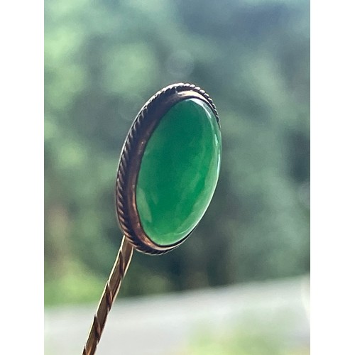 1117 - A Chinese 18ct gold jadeite jade stickpin, maker's marks ZW, set with oval cabochon jade of 3.5ct, j... 