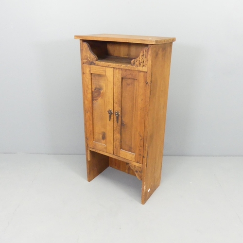 2666 - A modern stained pine two-door hall cabinet. 45x90x25cm.