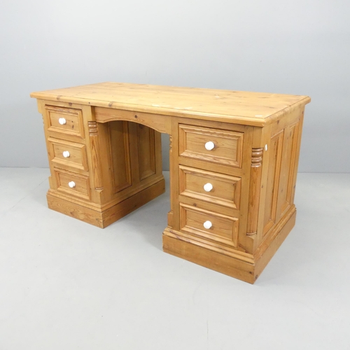 2672 - A modern pine kneehole writing desk. 136x72x61cm.