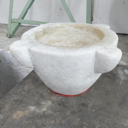 2633 - A marble font. 26x14cm.