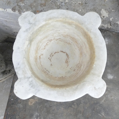 2633 - A marble font. 26x14cm.