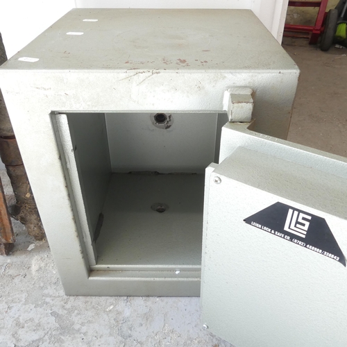 2637 - A Leigh lock & safe company Minor floor safe. 35x43x36cm. With key. Serial number M12392. Key held i... 