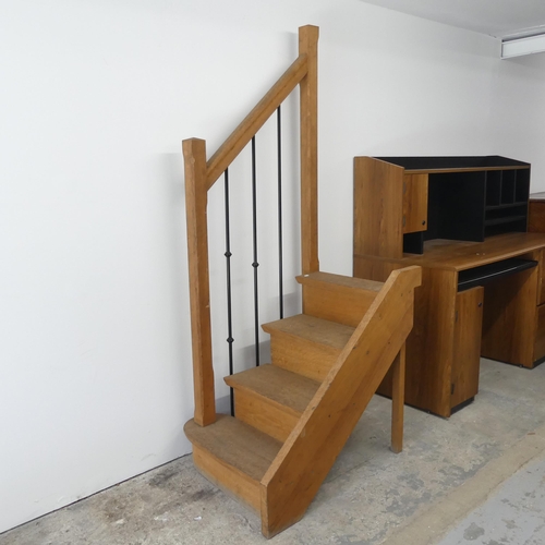 2641 - An oak freestanding four-step staircase with handrail. 85x180x60cm.