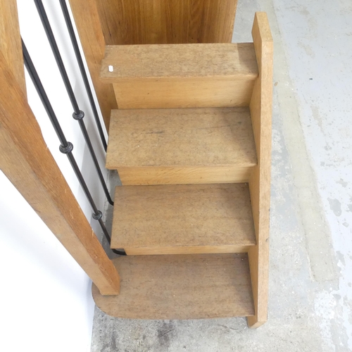 2641 - An oak freestanding four-step staircase with handrail. 85x180x60cm.