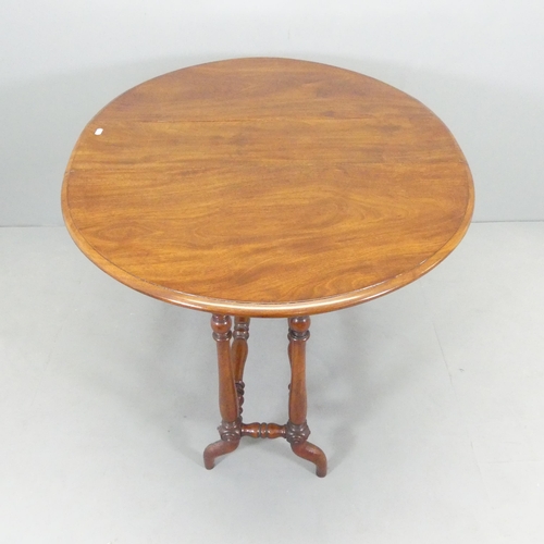 2668 - An early 20th century mahogany oval drop-leaf Sutherland table, with turned legs and stretchers. 86x... 