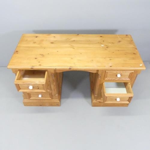 2672 - A modern pine kneehole writing desk. 136x72x61cm.