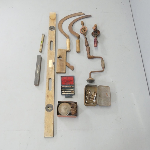 2701 - Various vintage tools including sickles, a Marples spirit level, hand drills, a set of Nubo double e... 