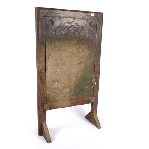 562 - A Victorian Art Nouveau fire screen, with stylised repousse copper panel, oak-framed, H69cm