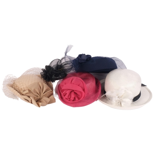 922 - 2 hat boxes, 4 lady's hats and a fascinator (7)