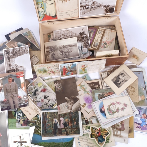 935 - A box containing Antique and Vintage postcards, including greetings cards