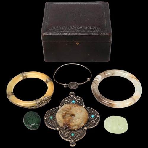 228 - A group of Chinese jade and hardstone items, including a carved and pierced white jade button, lengt... 