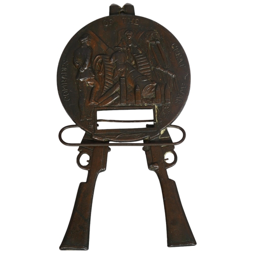 414 - A World War 1, bronzed, white metal commemoration plaque and rifles, inscribed 