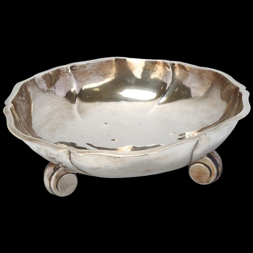 1750 - ERNST TREUSCH - a large German 835 silver table centre fruit bowl, early 20th century, circular scal... 