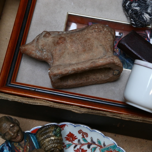 195 - Various ceramics, including a jelly mould, ginger jar, 2 Wedgwood sea glass plates, etc (boxful)