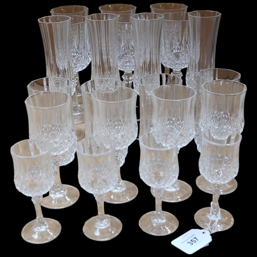 357 - A suite of 22 Eclat Longchamp crystal glassware, including 4 Champagne flutes, H20cm