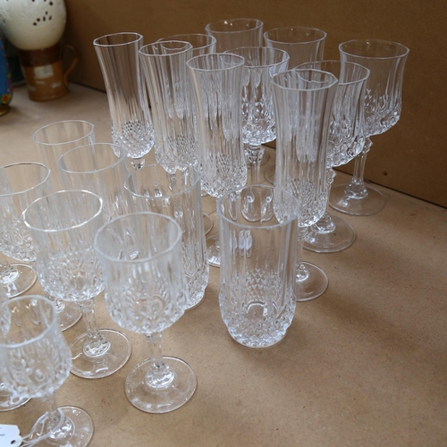 357 - A suite of 22 Eclat Longchamp crystal glassware, including 4 Champagne flutes, H20cm