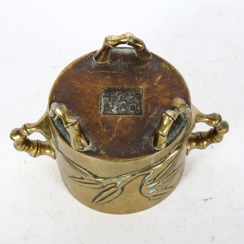 590 - A Chinese bronze 2-handled pot on 3 faux bamboo feet, with 6 character mark, H9cm