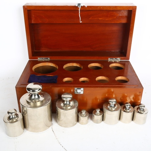 931 - A nicely presented set of Chinese weights, a total of 8 weights ranging from 200g to 5kg, nicely pre... 