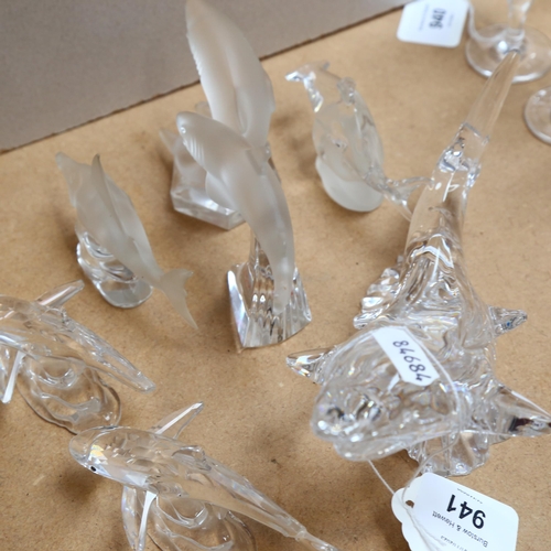 941 - A group of various glass shark sculptures, including several by Machtmann, and several unmarked, lar... 