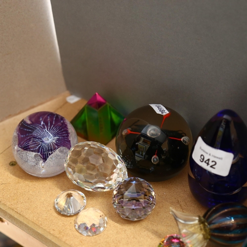 942 - A group of glass paperweights and other items, including various brands such as Caithness, Wedgwood,... 