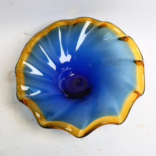 1084 - A gorgeous blue and amber Sommerso Art glass centrepiece fruit bowl, with rippled effect, diameter 2... 