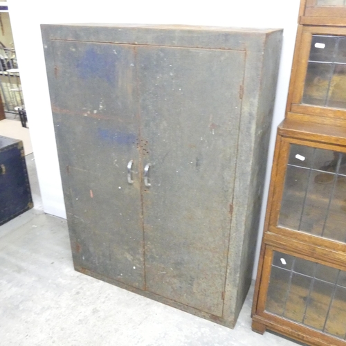 2633 - A Vintage industrial painted metal two door cabinet, with shelf fitted interior. 86x120x32cm.