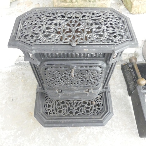 2656 - A French cast iron woodburning stove. 46x64x40cm.