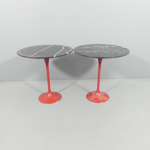 2102 - A pair of marble topped tulip occasional tables on painted metal bases, in the manner of Eero Saarin... 