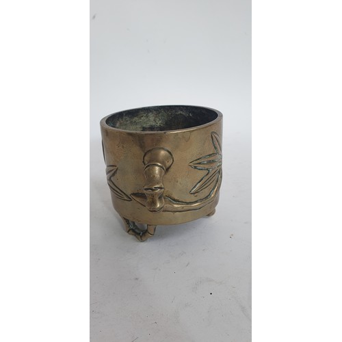 590 - A Chinese bronze 2-handled pot on 3 faux bamboo feet, with 6 character mark, H9cm